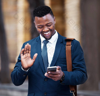 年轻的非洲商人视频调用智能手机公司办公室建筑沟通城市肖像企业家社会媒体互联网连接移动技术