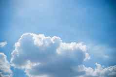 白色fluffys云天空背景蓝色的天空背景复制空间