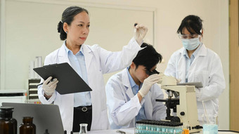 生物技术专家团队进行实验实验室概念医学科学研究