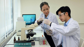 <strong>生物技术专家</strong>团队进行实验实验室概念医学科学研究
