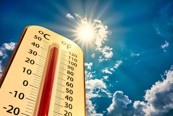 夏天热高温度在户外热沙漠天气温度计达到度华氏温度规模蓝色的天空背景阳光明媚的一天插图