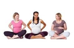 怀孕了朋友坐着工作室白色背景享受健康的产前护理多样化的母亲出生类成键学习放松压力救援提示