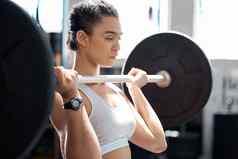 女人健身动机杠铃锻炼健康健身房体育培训锻炼健康的肌肉增长举重健美运动员个人教练人教练锻炼房间