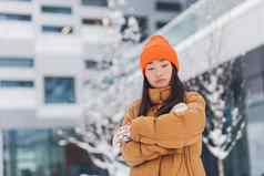 美丽的亚洲女人等待合作伙伴约会在线约会冷冬天一天雪