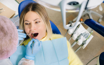 牙<strong>医保</strong>护面具坐在对待病人牙科办公室