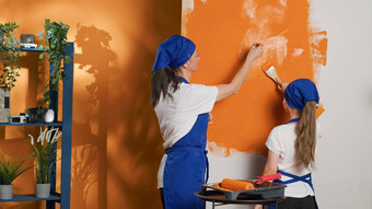 女人女孩玩橙色颜色油漆