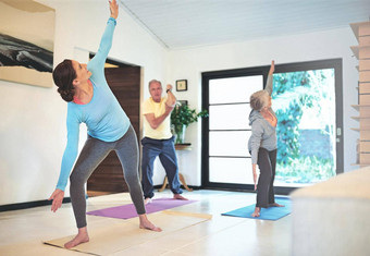 激励保持健康的瑜伽教练指导高级夫妇瑜伽<strong>类</strong>