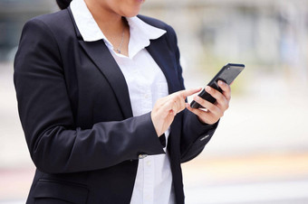 在线网络业务女人西装智能手机阅读电子邮件沟通<strong>微信</strong>移动项目管理应用程序企业专业手打字智能手机城市
