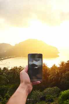 欣赏视图无法辨认的旅游智能手机照片岛视图