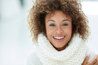 寒冷空气温暖心肖像有吸引力的年轻的女人穿着冬天服装