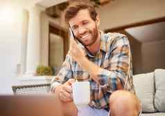 沟通咖啡男人。电话沙发放松生活房间成功互联网工作首页茶快乐男人。坐着放松移动PC移动调用周末