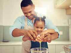 快乐黑色的父亲女儿烘焙厨房有趣的好玩的成键有爱心的父教学孩子烹饪国内技能准备健康的美味的零食餐