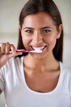妍投资好口服健康肖像美丽的女人刷牙牙齿浴室首页