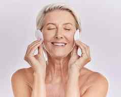 脸高级面部清洁美护肤品棉花化妆化妆品健康的皮肤护理快乐上了年纪的女人人微笑化妆品皮肤护理健康治疗