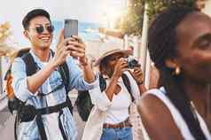 快乐摄影师人旅行夏天假期假期国际旅游镜头耀斑年轻的影响者旅游男人。女人朋友摄影社会媒体品牌