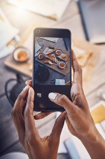 电话早午餐社会媒体影响者早餐写博客视频博客食物餐厅业务内容创造者摄影师的帖子面包烤面包午餐有创意的餐的想法