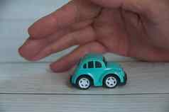 手覆盖玩具车保险安全概念