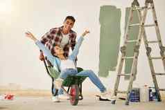爱团队合作改造夫妇油漆墙房子绿色快乐有创意的好玩的首页主人修复工作首页独轮手推车梯绘画男人。女人Diy有趣的