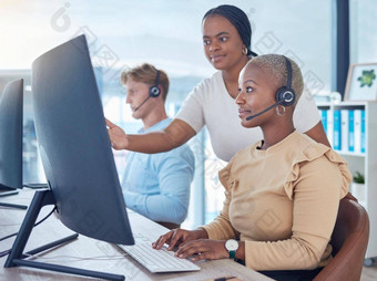 调用中心经理训练销售顾问电话销售员工crm客户服务工人电脑软件办公室机构导师培训女人科技解决方案策略