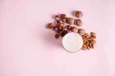 平躺玻璃健康的有营养的生素食主义者植物基于牛奶分类坚果粉红色的背景复制空间