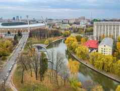 视图明斯克城市景观白俄罗斯垂直河阳光明媚的秋天一天