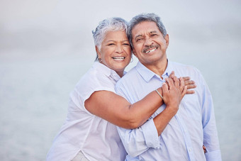 高级爱拥抱肖像夫妇海滩信任拥抱安全安全退休假期假期打破快乐夫妇人微笑上了年纪的男人。女人成键关闭