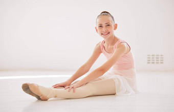 健康健身芭蕾舞女孩学习锻炼培训工作室舞者伸展运动剧院事件体育运动锻炼<strong>健康教育</strong>体育学生warmup艺术健身房音乐会