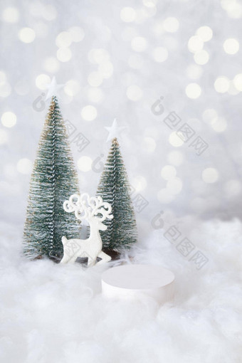 讲台上基座mok-up化妆品雪圣诞节树散景背景垂直格式