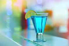 很酷的蓝色的鸡尾酒美味蓝色的鸡尾酒表格夜总会