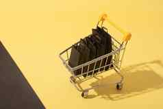 微型超市车购物袋黑色的星期五出售黄色的背景