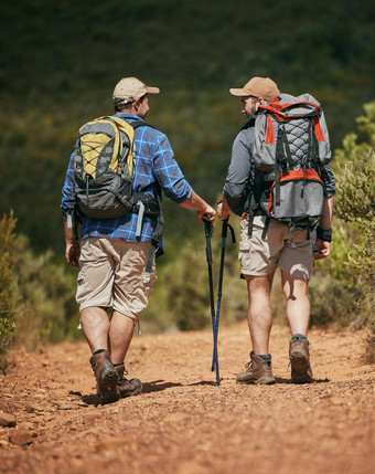 健身自然徒步旅行锻炼朋友山锻炼森林公园夏天一天走冒险活跃的适合体育运动但徒步旅行绿色草树徒步旅行脚路径跟踪
