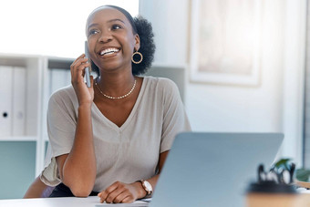 快乐业务女人微笑会说话的电话调用年轻的企业家回答手机坐着前面工作移动PC办公室女执行微笑笑有趣的笑话