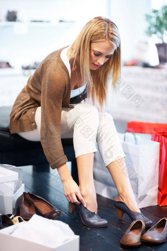 时尚女人奢侈品鞋子购物零售商店商店销售购物中心丰富的客户高高跟鞋脚脚富有的女鞋子昂贵的店里出口