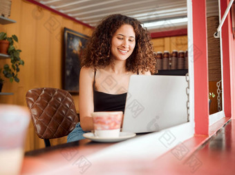 快乐无忧无虑的兴奋自由女人工作咖啡商店远程工作年轻的<strong>学生</strong>学习<strong>打</strong>字项目咖啡馆<strong>学生</strong>小镇移动PC免费的无线网络