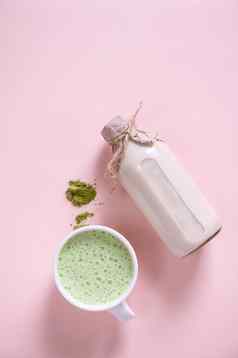 生火柴拿铁杯堆粉绿色茶瓶健康的有机有益健康的生素食主义者牛奶平躺
