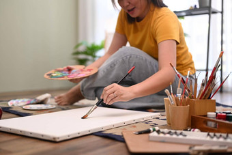 休闲年轻的女人绘画艺术图片水彩帆布享受创造力活动首页艺术爱好休闲活动概念