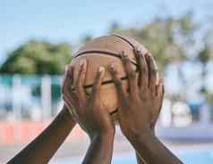 团队合作支持手持有篮球开始体育竞争游戏联盟匹配黑色的社区运动员玩培训竞争户外法院好体育精神