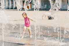 孩子女孩玩水飞机喷泉