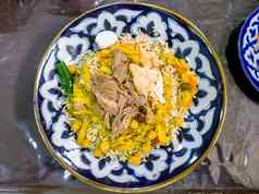 传统的乌兹别克皮拉夫撒马尔罕肉蔬菜大米混合铺设层