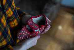 女人持有孩子的鞋战争乌克兰