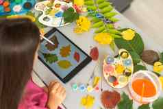 女孩绘画秋天黄色的叶子水粉画孩子们艺术孩子们创造力秋天艺术