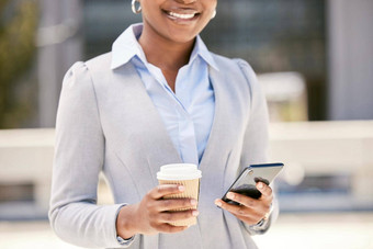 快乐黑色的女人手打字电话城市社会媒体工作打破咖啡杯企业家浏览互联网在线网络写作业务电子邮件短信消息发短信智能手机