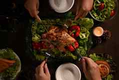 集团朋友家庭享受吃烤火鸡感恩节餐感恩节庆祝活动传统的晚餐概念