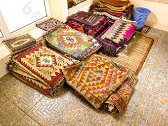 少数民族地毯观赏人袋华丽的枕头刺绣亚洲商店商店亚洲市场贸易公平乌兹别克斯坦传统的国家点缀亚洲工艺品乌兹别克工艺