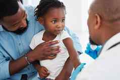父亲孩子咨询儿科医生医生医疗医疗保健保险信任黑色的人女孩但咨询任命医院诊所孩子蹒跚学步的疫苗接种