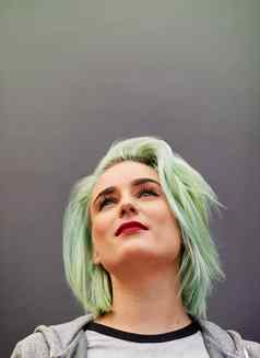 色彩斑斓的头发字符时尚的年轻的女人薄荷绿色头发摆姿势灰色的背景