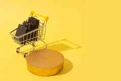 空模拟讲台上基座微型超市车购物袋黑色的星期五出售黄色的