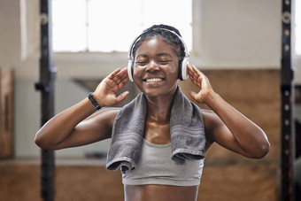 能源健身音乐快乐黑色的运动员培训健身房流媒体动机播客在线非洲美国女人享受锻炼健康的生活方式放松压力救援有氧运动