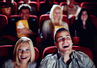 夫妇电影电影剧院有趣的漫画快乐电影显示观众礼堂日期微笑放松笑人看喜剧电影大屏幕黑暗剧院