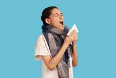 生病的女人感觉不舒服打喷嚏组织遭受运行鼻子冷症状过敏